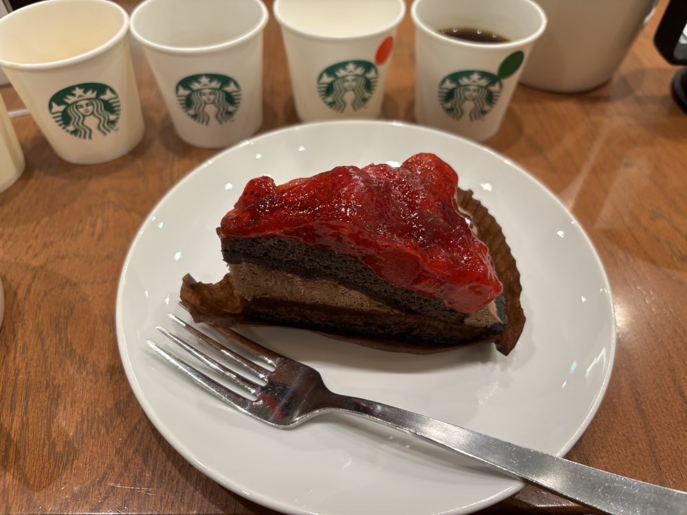 スタバのクリスマスケーキ(ストロベリー&チョコレートタルト)