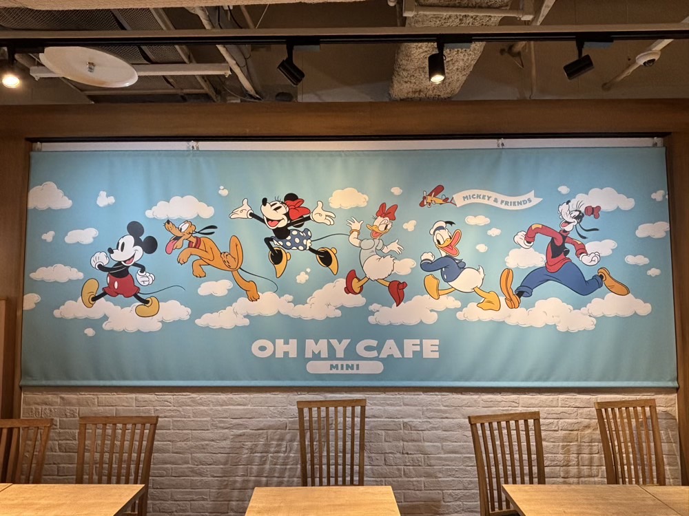OH MY CAFE MINI内装 ミッキーアンドフレンズが可愛い、隠れミッキーも
