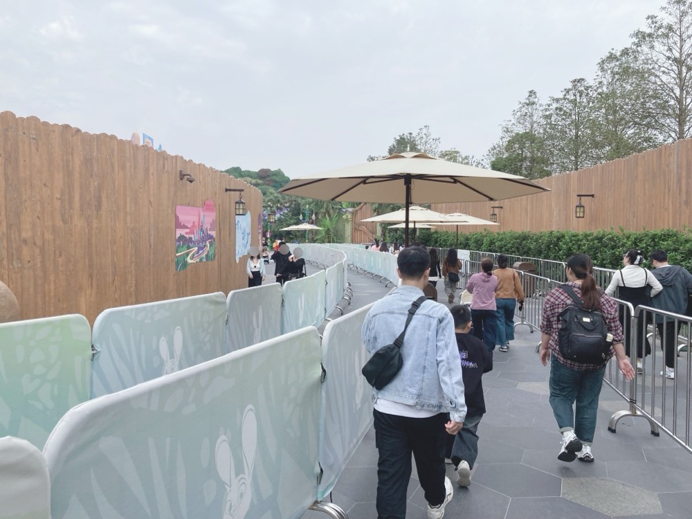 上海ディズニーエリアに入るための待ち列の様子