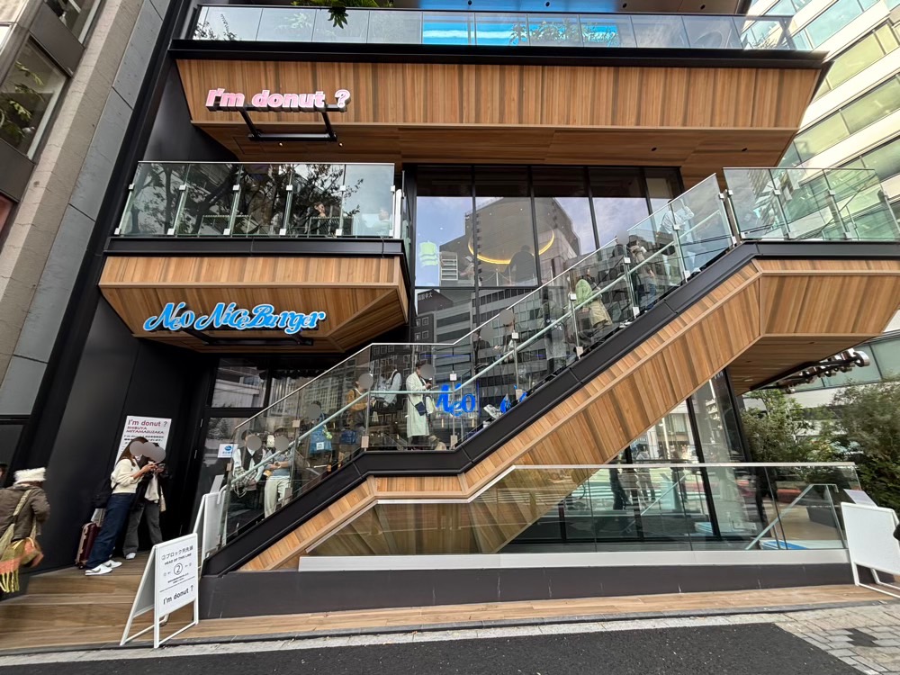 2階のアイムドーナツは平日でも1時間待ちの行列