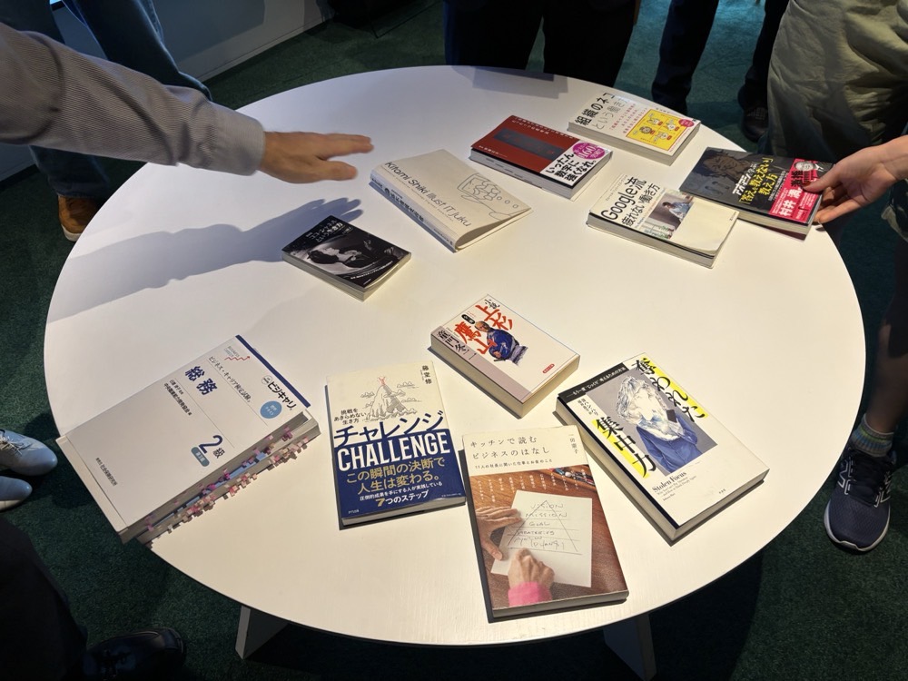 渋谷マブルス持ってきた本を並べて集合写真