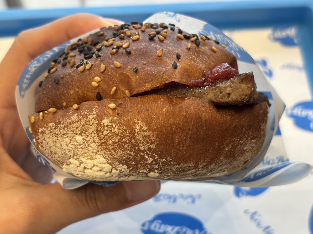 マクドナルドのハンバーガーより一回りくらい大きい