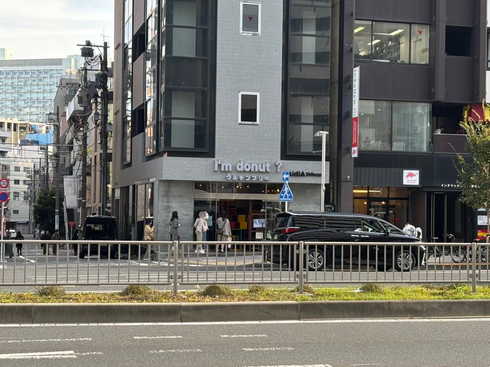 I’m donut？グルテンフリー＆ヴィーガン側から道路向こうにI’m donut？グルテンフリー（＆ヴィーガンではない）