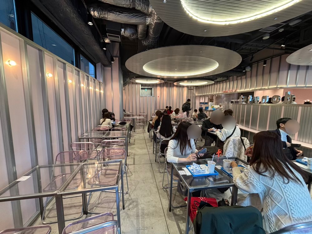 2025年11月休日のイートインの雰囲気